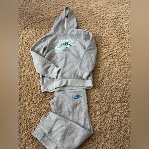 Nike joggers and sweatshirt boys size 7 large